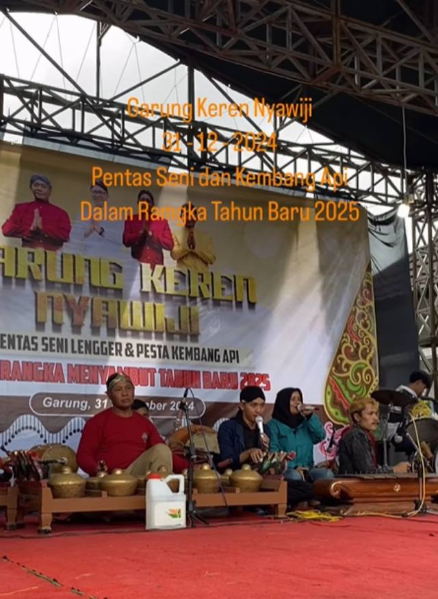 Pentas Seni dan Pesta Kembang Api "Garung Keren Nyawiji"